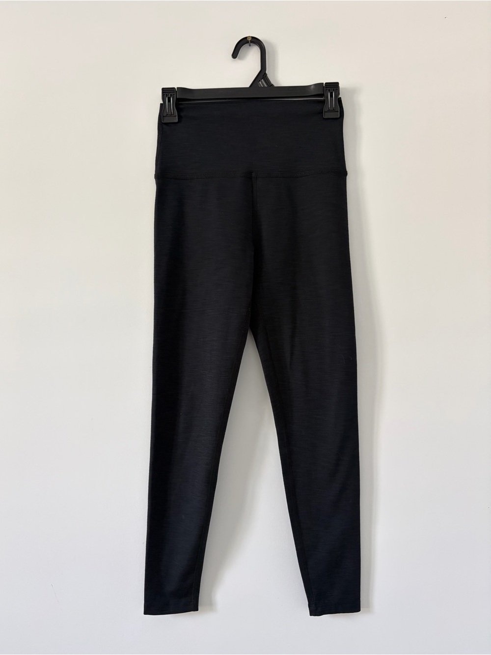 Beyond Yoga Caught in the Midi Space Dye Black Blue Knit 25in Leggings Medium